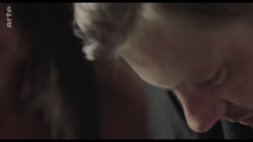 Gros plan sur le visage d'un homme blond lors d'une discussion sur les limites professionnelles et personnelles.