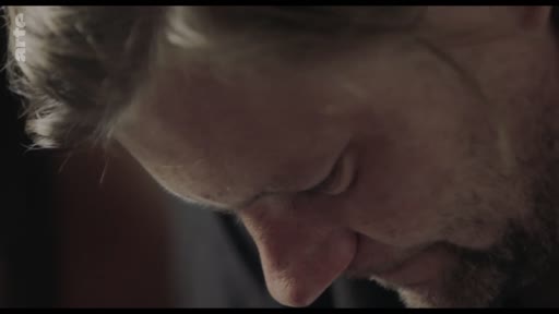 Un homme, en gros plan, semble plongé dans une réflexion profonde ou une conversation sérieuse, illustrant des thématiques de limites professionnelles et personnelles.